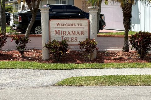 House in Miramar, Florida 3 bedrooms, 152.92 sq.m. № 1660374 - photo 1