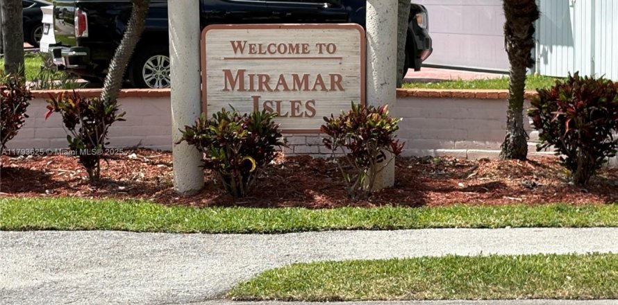 House in Miramar, Florida 3 bedrooms, 152.92 sq.m. № 1660374