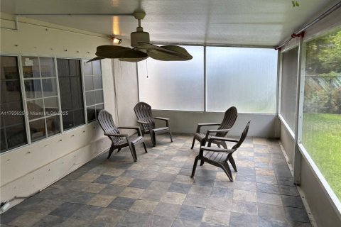 House in Miramar, Florida 3 bedrooms, 152.92 sq.m. № 1660374 - photo 15