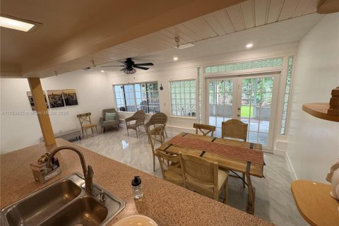 House in Miramar, Florida 3 bedrooms, 152.92 sq.m. № 1660374 - photo 14