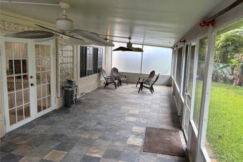 House in Miramar, Florida 3 bedrooms, 152.92 sq.m. № 1660374 - photo 17