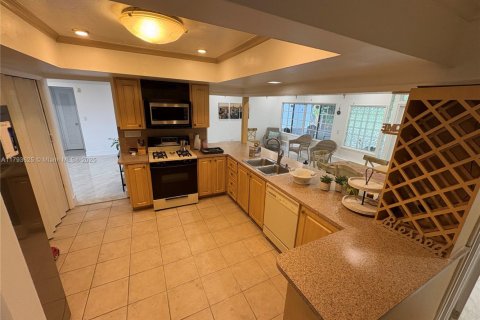 House in Miramar, Florida 3 bedrooms, 152.92 sq.m. № 1660374 - photo 12