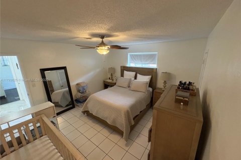 House in Miramar, Florida 3 bedrooms, 152.92 sq.m. № 1660374 - photo 9