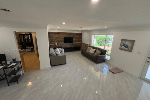 House in Miramar, Florida 3 bedrooms, 152.92 sq.m. № 1660374 - photo 10