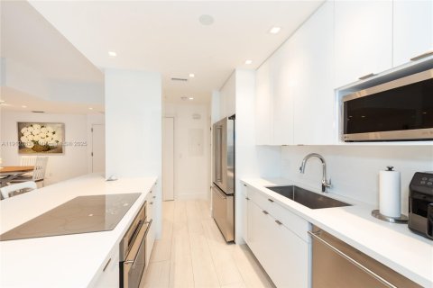 Condominio en venta en Surfside, Florida, 2 dormitorios, 137.5 m2 № 1971862 - foto 13