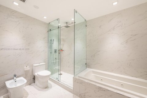 Condominio en venta en Surfside, Florida, 2 dormitorios, 137.5 m2 № 1971862 - foto 24