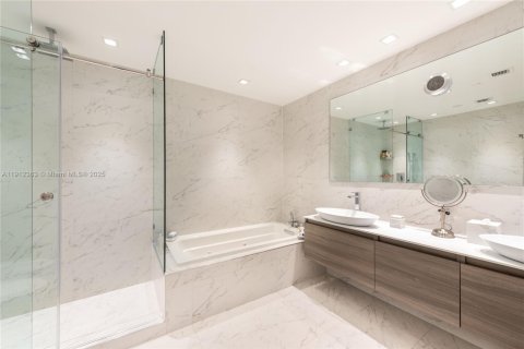 Condominio en venta en Surfside, Florida, 2 dormitorios, 137.5 m2 № 1971862 - foto 23