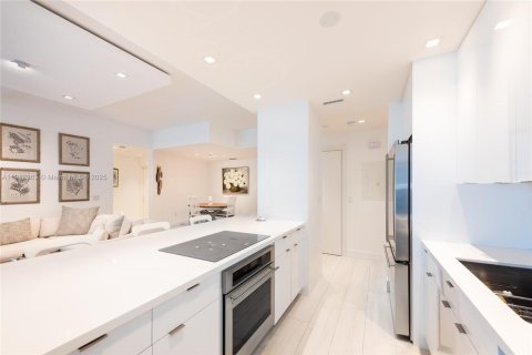 Condominio en venta en Surfside, Florida, 2 dormitorios, 137.5 m2 № 1971862 - foto 14