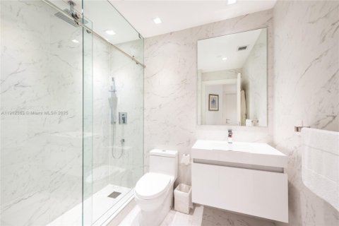 Condominio en venta en Surfside, Florida, 2 dormitorios, 137.5 m2 № 1971862 - foto 19