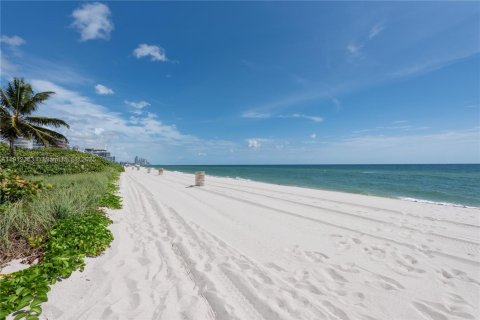 Condominio en venta en Surfside, Florida, 2 dormitorios, 137.5 m2 № 1971862 - foto 30
