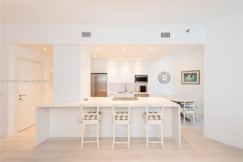 Condominio en venta en Surfside, Florida, 2 dormitorios, 137.5 m2 № 1971862 - foto 15