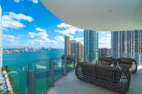 Condo in Miami, Florida, 5 bedrooms  № 1994621 - photo 1