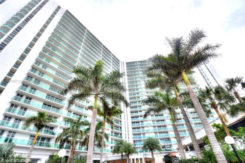 Condominio en venta en Sunny Isles Beach, Florida, 2 dormitorios, 126.07 m2 № 1941998 - foto 1
