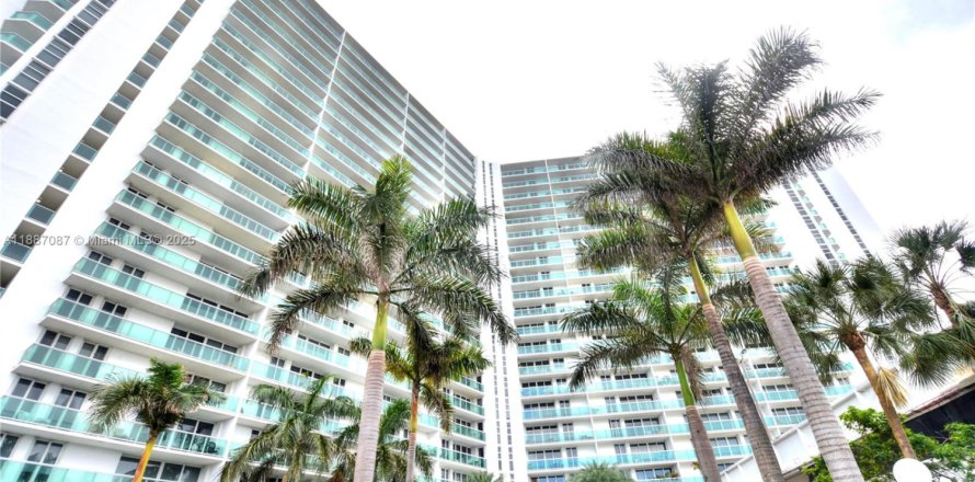 Condominio en Sunny Isles Beach, Florida, 2 dormitorios  № 1941998