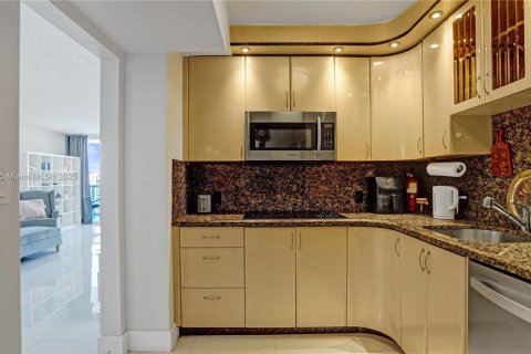 Condominio en venta en Sunny Isles Beach, Florida, 2 dormitorios, 126.07 m2 № 1941998 - foto 16