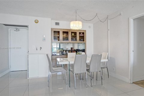 Condominio en venta en Sunny Isles Beach, Florida, 2 dormitorios, 126.07 m2 № 1941998 - foto 11