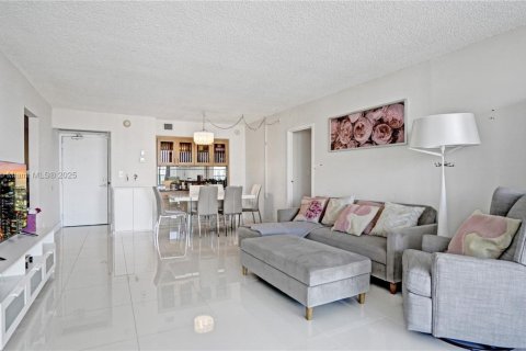 Condominio en venta en Sunny Isles Beach, Florida, 2 dormitorios, 126.07 m2 № 1941998 - foto 10