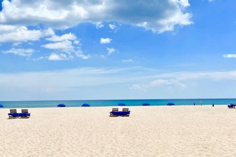 Condominio en alquiler en Riviera Beach, Florida, 2 dormitorios, 113.25 m2 № 652519 - foto 1