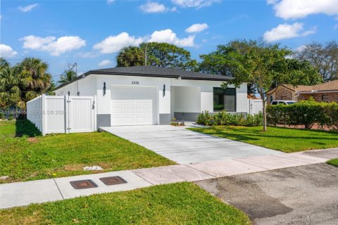 Casa en venta en Fort Lauderdale, Florida, 3 dormitorios № 2030479 - foto 2