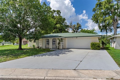 House in New Port Richey, Florida 3 bedrooms, 150.04 sq.m. № 1883073 - photo 1