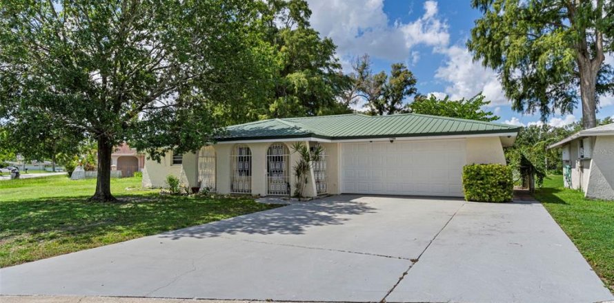 House in New Port Richey, Florida 3 bedrooms, 150.04 sq.m. № 1883073
