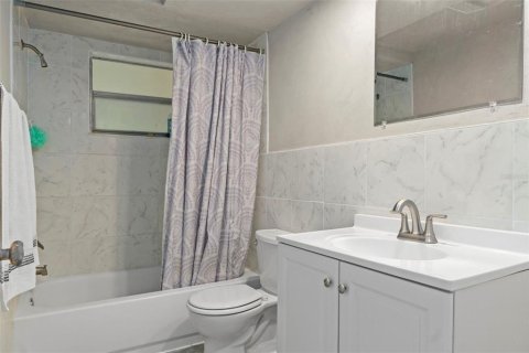 House in New Port Richey, Florida 3 bedrooms, 150.04 sq.m. № 1883073 - photo 25