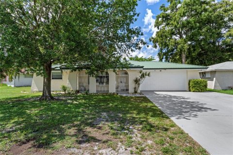 House in New Port Richey, Florida 3 bedrooms, 150.04 sq.m. № 1883073 - photo 3