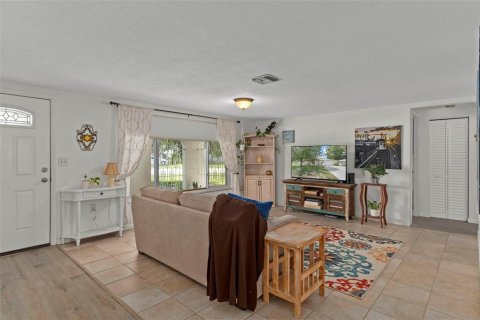 House in New Port Richey, Florida 3 bedrooms, 150.04 sq.m. № 1883073 - photo 9