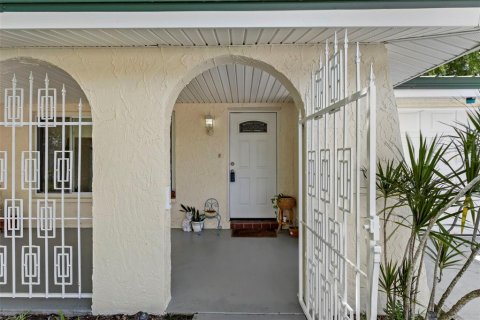 House in New Port Richey, Florida 3 bedrooms, 150.04 sq.m. № 1883073 - photo 6