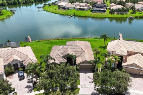 House in Kissimmee, Florida 4 bedrooms, 242.38 sq.m. № 2325247 - photo 5