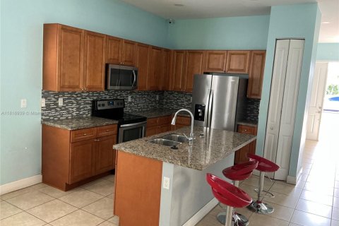 House in Tamarac, Florida 3 bedrooms, 145.02 sq.m. № 1779130 - photo 2