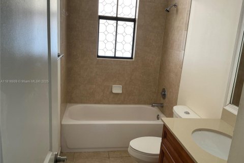 House in Tamarac, Florida 3 bedrooms, 145.02 sq.m. № 1779130 - photo 8