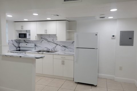 Снять в аренду кондоминиум в Майами, Флорида 1 спальня, 51.84м2, № 2254739 - фото 2
