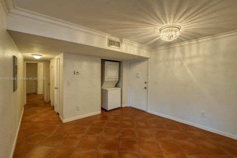 Condo in Miami, Florida, 2 bedrooms  № 1949191 - photo 13