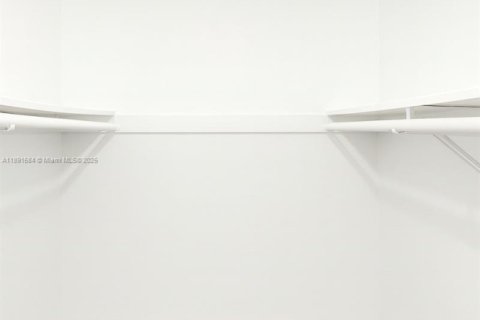 Condo in Miami, Florida, 2 bedrooms  № 1949191 - photo 11