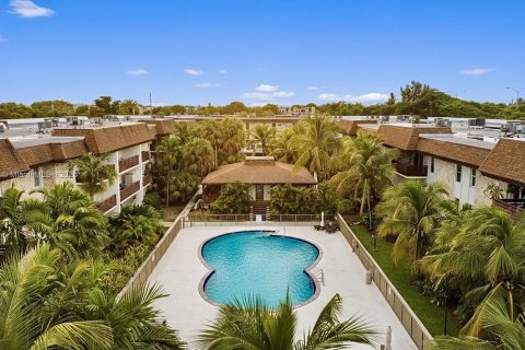 Condo in Miami, Florida, 2 bedrooms  № 1949191 - photo 1