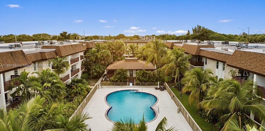 Condo in Miami, Florida, 2 bedrooms  № 1949191