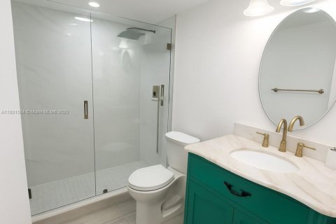 Condo in Miami, Florida, 2 bedrooms  № 1949191 - photo 6