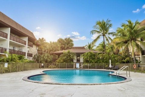 Condo in Miami, Florida, 2 bedrooms  № 1949191 - photo 4