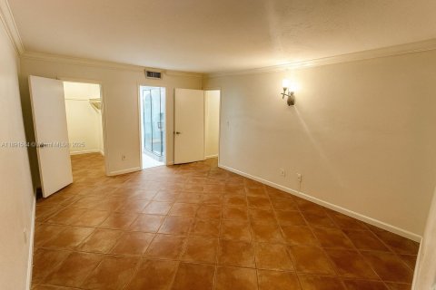 Condo in Miami, Florida, 2 bedrooms  № 1949191 - photo 15