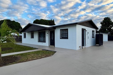 Villa ou maison à vendre à Miami Gardens, Floride: 5 chambres, 94.02 m2 № 1969593 - photo 1