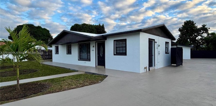 Villa ou maison à Miami Gardens, Floride 5 chambres, 94.02 m2 № 1969593