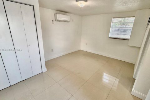 Villa ou maison à vendre à Miami Gardens, Floride: 5 chambres, 94.02 m2 № 1969593 - photo 15