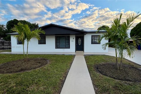 Villa ou maison à vendre à Miami Gardens, Floride: 5 chambres, 94.02 m2 № 1969593 - photo 2