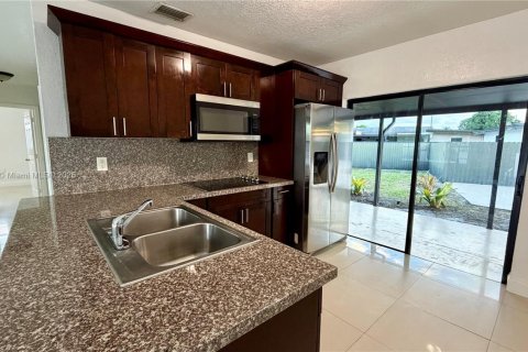 Villa ou maison à vendre à Miami Gardens, Floride: 5 chambres, 94.02 m2 № 1969593 - photo 6
