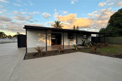 Villa ou maison à vendre à Miami Gardens, Floride: 5 chambres, 94.02 m2 № 1969593 - photo 3