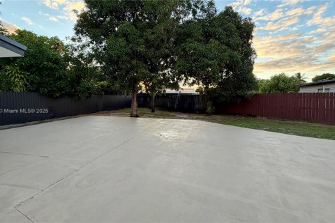 Villa ou maison à vendre à Miami Gardens, Floride: 5 chambres, 94.02 m2 № 1969593 - photo 11