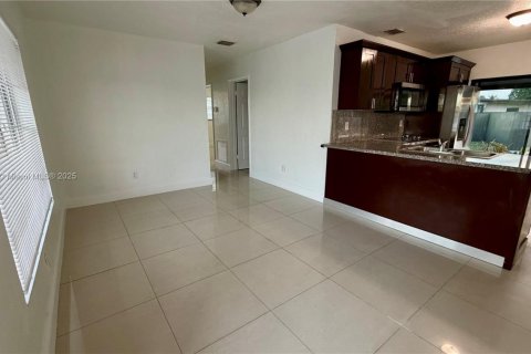 Villa ou maison à vendre à Miami Gardens, Floride: 5 chambres, 94.02 m2 № 1969593 - photo 5
