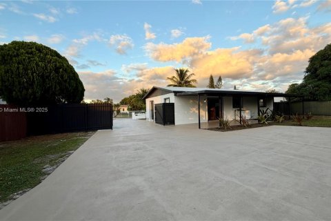 Villa ou maison à vendre à Miami Gardens, Floride: 5 chambres, 94.02 m2 № 1969593 - photo 4