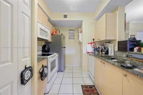 Condo in Miramar, Florida, 1 bedroom  № 1861145 - photo 9